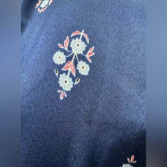 NWOT Liz Claiborne Satin Floral Tunic Blouse in Navy - Picture 10 of 12